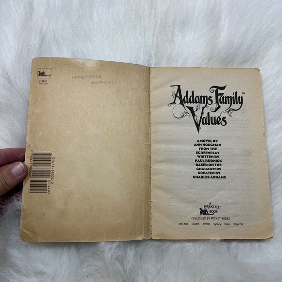 Vintage 1993 Addams Family Values Book - Picture 6 of 7